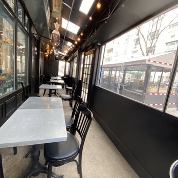 Eli's Essentials and Wine Bar - Cafes Near Me - New York, New York