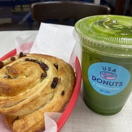 Raisin roll and perfect cleansing Green Juice. Raisin roll and perfect cleansing Green Juice.