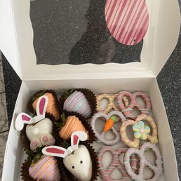 Mixed box w/ strawberries and pretzels. The sweet salty combo is soo good! Mixed box w/ strawberries and pretzels. The sweet salty combo is soo good!
