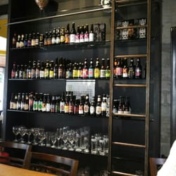 Templo Da Cerveja - Prataleiras cheias!