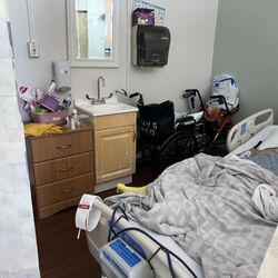 Manatee Memorial Hospital - Shared sink with the neighboring patient!