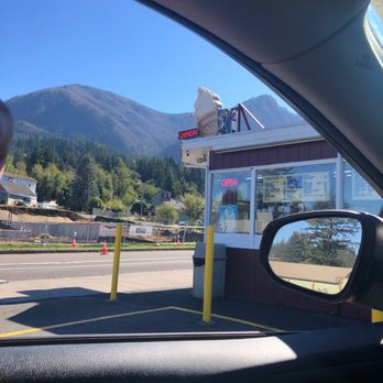 East Wind Drive-In - Just off the road. Small old fashioned ice cream and burgers - American Near Me - Cascade Locks, Oregon