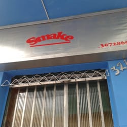 Smake - Fachada com detalhe da placa