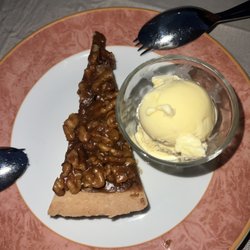 Al Veluu - Caramelized Walnuts on a shortcrust pastry pie with homemade vanilla ice cream - Pretty good