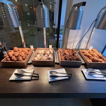 DoubleTree by Hilton Hotel Milan - Assorted bread and breakfast pastries. - Hotels Near Me - Milan, Michigan