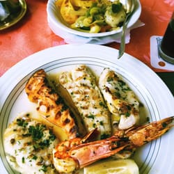 Costa Azzurra Restaurant - Fisch Menü Teller mit Gemüse.