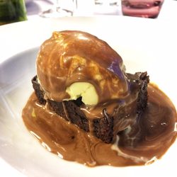 Olárizu - Brownie de chocolate y nueces con helado