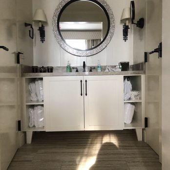 Hotel Atwater - Ada suite bathroom - Hotels Near Me - Avalon, California