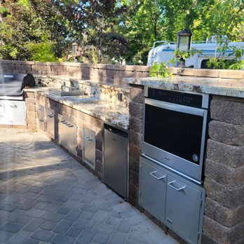 Roberts Outdoor - an outdoor kitchen - Landscaping Near Me Roberts Outdoor - an outdoor kitchen - Landscaping Near Me