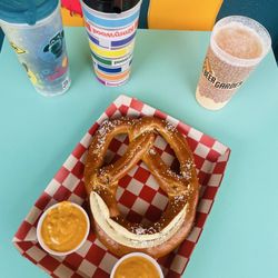 Jeeters Pub - Pretzel n BEER.! ;D