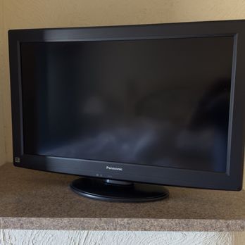 Harrah's Laughlin - A Caesars Rewards Destination - 19 inch are you kidding me seriously here, a 19 inch TV in the master bedroom and glitchy POS !!! - Hotels Near Me - Laughlin, Nevada