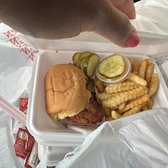 Dave's Hot Chicken - Dave's #4 1 Slider with Fries - Chicken Shop Near Me - Lake Mary, Florida