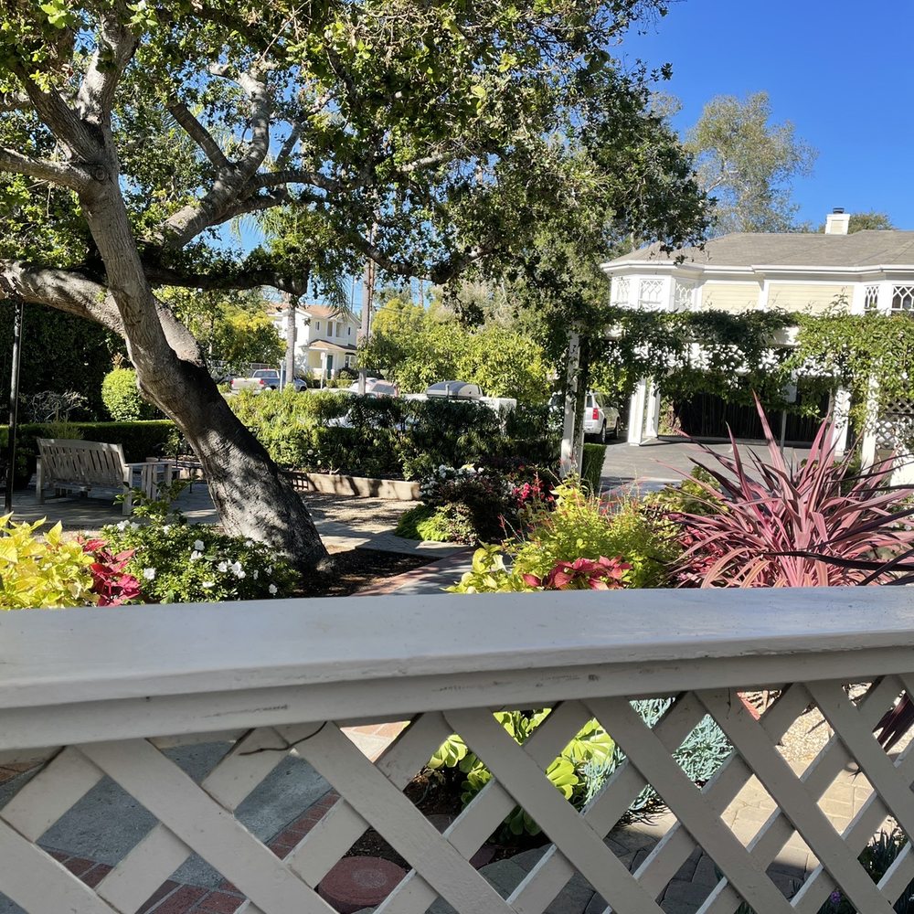 Cheshire Cat Inn - Courtyard - Bed & Breakfast Near Me - Santa Barbara, California