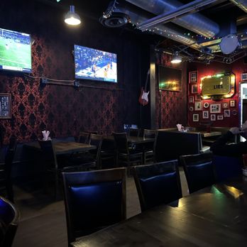 Paulie's Pizza Pub - Pubs Near Me - Upland, California