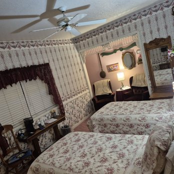 Apples Bed & Breakfast Inn - Hotels Near Me - Big Bear Lake, California Apples Bed & Breakfast Inn - Hotels Near Me - Big Bear Lake, California