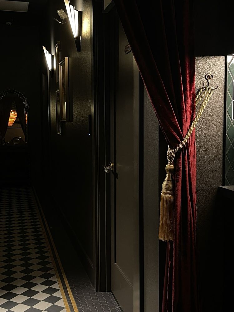 Houdini's Bar & Lounge Logo