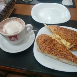 Padaria Bella Capri - Lanche minas completo, e um chocolate quente nesse friozinho rs