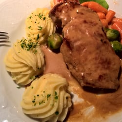 Hotel Dunza - Schweinerückensteak mit Kartoffelpüree und Gemüse