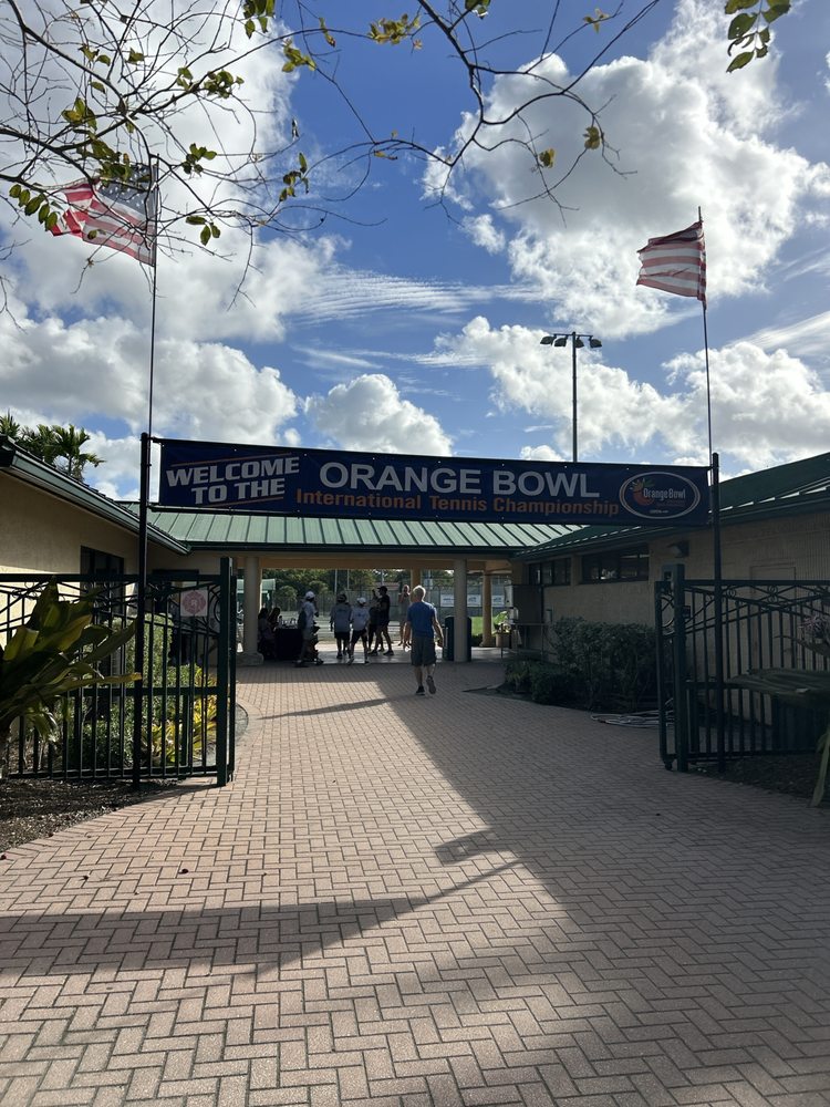 Frank Veltri Tennis Center & Club At Plantation Central Park Logo
