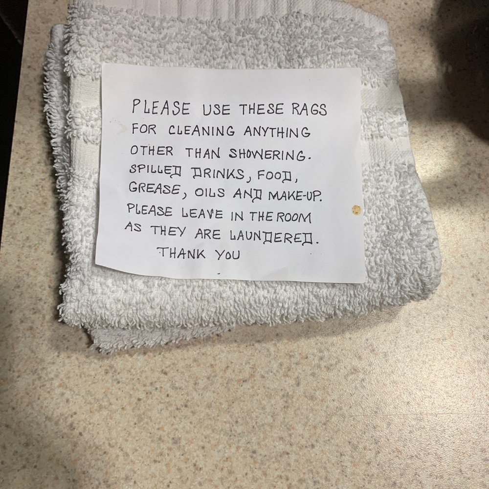 Quincy Inn and Suites - Please clean your room? But only with this towel. - Hotels Near Me - Quincy, Washington