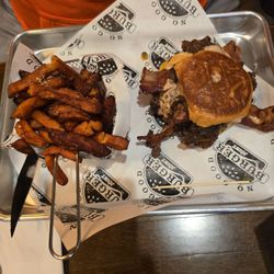 No Good Burger Joint Smashed - Pops burger with sweet potato fries