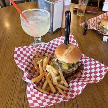 Country Grill - Bacon Cheeseburger & Margarita - Bars Near Me - Klamath, California