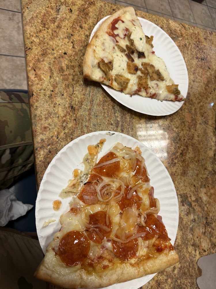 Hyde Park Pizza & Gyros Logo