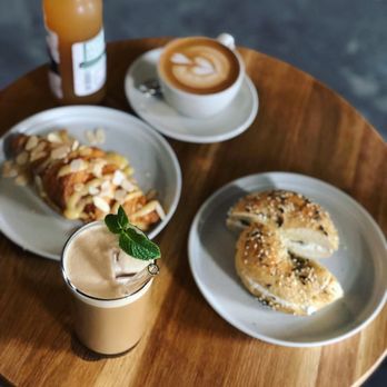 Coffee Circle - Du entscheidest: Croissant mit Lemon Curd und Mandeln verfeinert oder doch kleine herzhafte Gerichte! - Coffee Roasteries Near Me - Berlin, BE