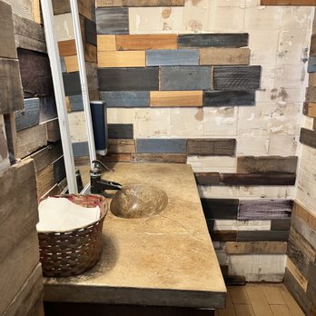 Pirate's Bar and Grill - Clean bathrooms - American Near Me - Dauphin Island, Alabama