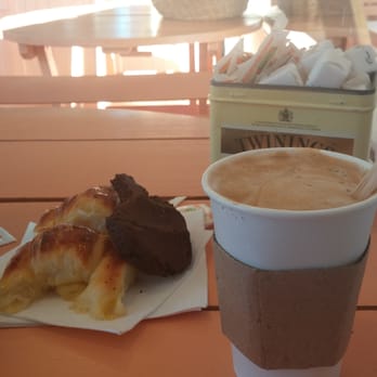 Oui Oui - Nexpresso cortado, un bruni (galletita de chocolate) y 2 medialunias. - French Near Me - Buenos Aires, C Oui Oui - Nexpresso cortado, un bruni (galletita de chocolate) y 2 medialunias. - French Near Me - Buenos Aires, C