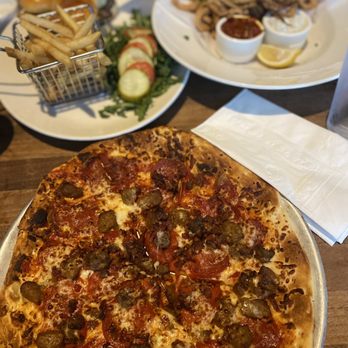 Yard House - The Carnivore Pizza, Classic Sliders, Fried Calamari - New American Near Me - Bakersfield, California