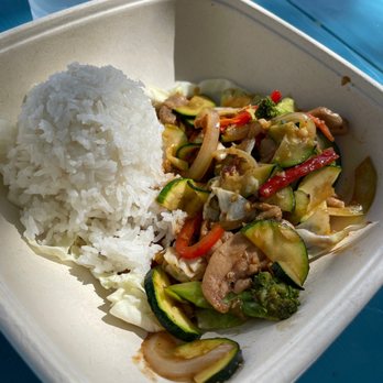 Thai Mee Up - Cashew chicken - Food Trucks Near Me - Kahului, Hawaii