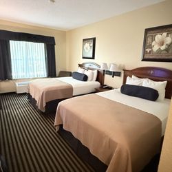 Mountain Inn & Suites Flat Rock - Our room downstairs 1st floor.