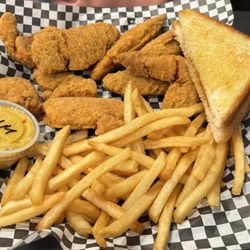 Lone Pine Bar and Grill - Chicken strip basket