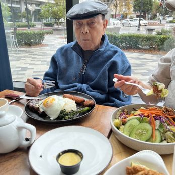 Limón - Rainy day blues erased at this lively place with our 98 year old Patriarch! - Peruvian Near Me - Oakland, California