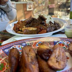 Carlita's Antojitos - Lomo saltado y plátanos fritos