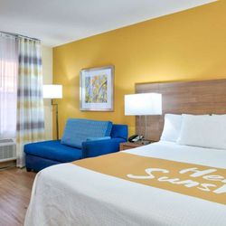 Days Inn by Wyndham Batesville - Guest room