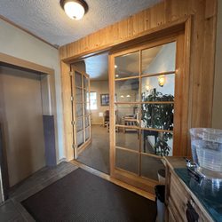 Tahoe Lakeshore Lodge and Spa - First floor towards lounge area