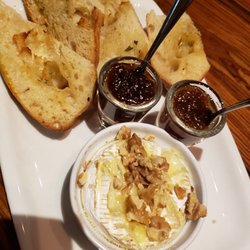 Madisons NY Grill & Bar - Baked brie