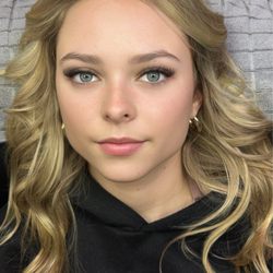 Let's Lash - Effortless hybrid full set Enhancing the natural beauty of this lovely lady with the perfect blend of soft volume and classic lashes. Ligh
