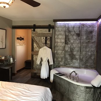 Maxwell Mansion - Beautiful room - Hotels Near Me - Lake Geneva, Wisconsin