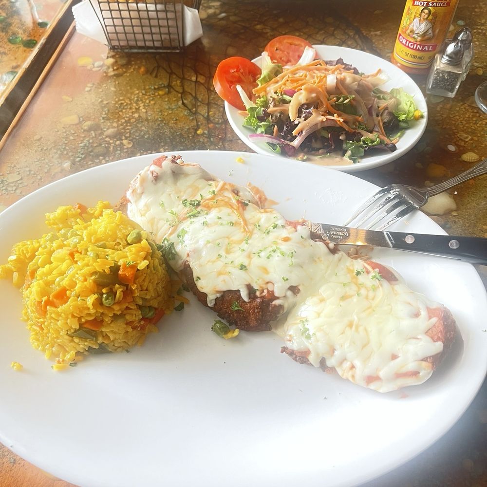 Bella Cuba - Suprema de pollo con arroz amarillo y una ensalada mixta - Cuban Near Me - Miami Beach, Florida Bella Cuba - Suprema de pollo con arroz amarillo y una ensalada mixta - Cuban Near Me - Miami Beach, Florida