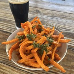 Sweet potato fries with garlic aioli and chimichurri and a Ridge Runner Lil'Harvey Stout