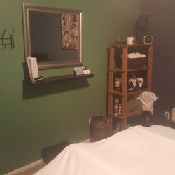 Ryan Potter -Body Smirks - Room View 2