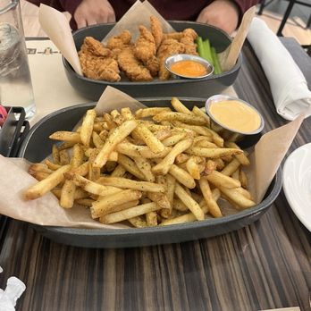 Bourbon Pub SFO - Speciality fries - New American Near Me - San Francisco, California