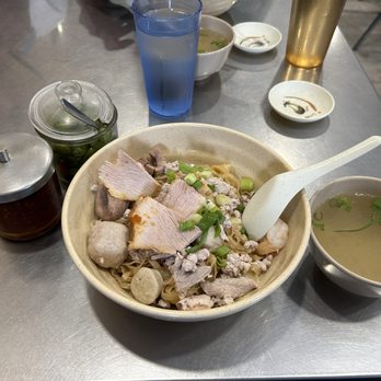Vien Huong Restaurant - Dry noodle special with wontons (3.5/5) - Chinese Near Me - Oakland, California Vien Huong Restaurant - Dry noodle special with wontons (3.5/5) - Chinese Near Me - Oakland, California