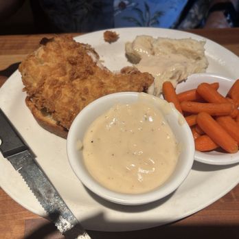 Cheddar's Scratch Kitchen - Fried chicken, mashed potatoes, carrots, gravy - American Near Me - Clearwater, Florida