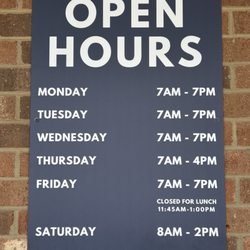 Vista Auction - Hours sign