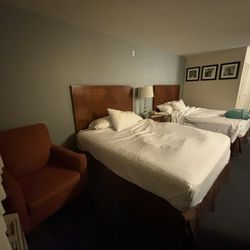 Days Inn by Wyndham Torrey Capital Reef - Very new looking and feeling rooms, not outdated like the other photos on here  (beds were slept in usually much more put together )
