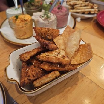 Medusa The Greek - Breads from the mixed mezze. I liked the za'atar pita the most - Greek Near Me - Brooklyn, New York